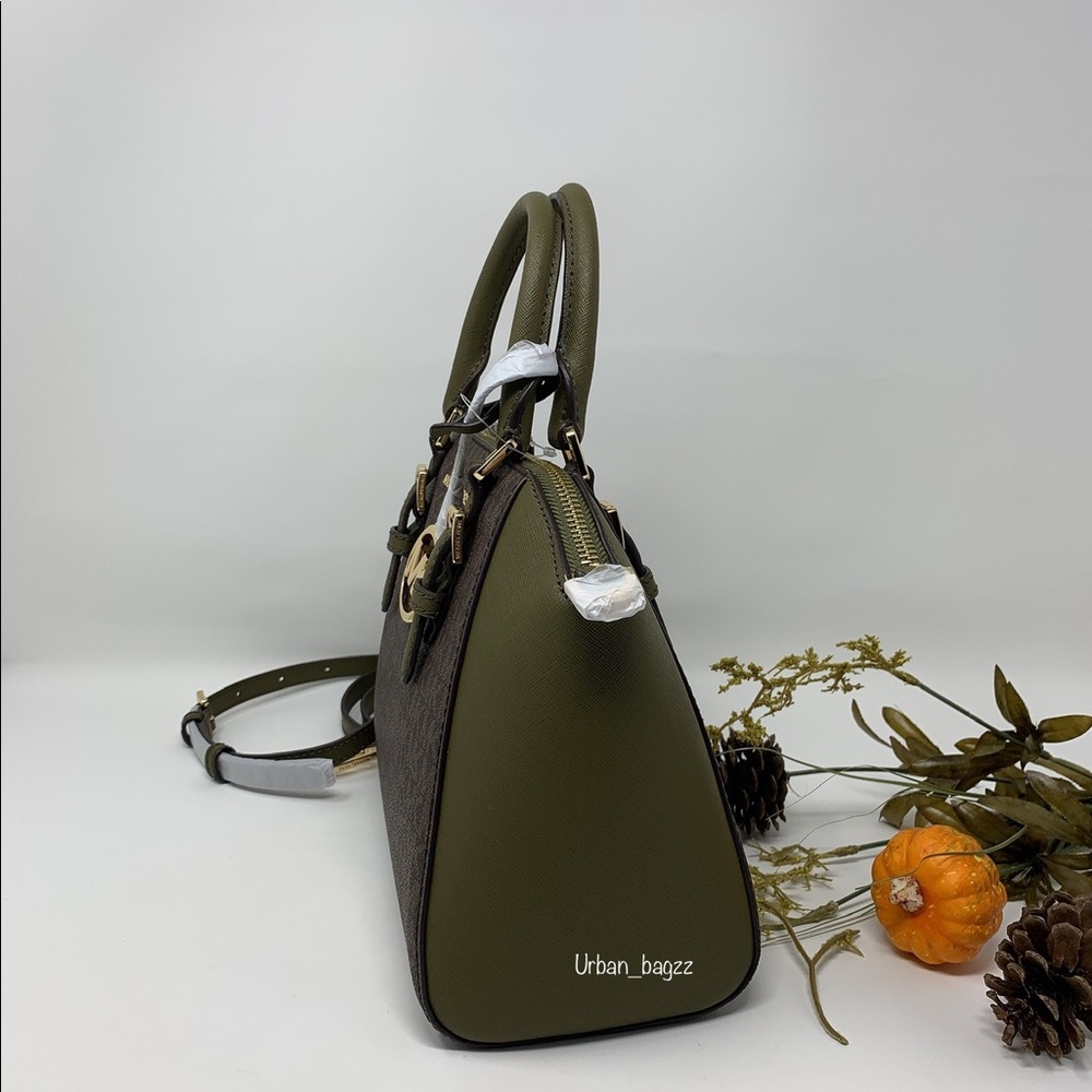 Michael Kors Ciara Medium Messenger - Picture 3 of 8
